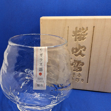 Drifting Snow Whisky Glass with Japanese Hammer Pattern and wooden box, showcasing elegant glassware for whisky enthusiasts.