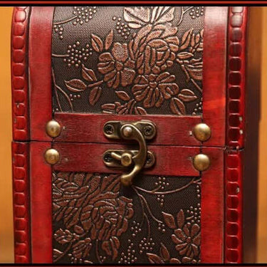 Vintage red wine single wooden box with floral embossed design and metal clasp for secure closure.