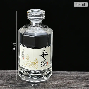 Round lead-free whiskey decanter with Japanese design, 500ml capacity, 18cm in height and 9cm in diameter, made of clear glass.