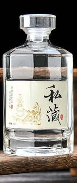 Round clear lead-free whiskey decanter 500ml with Japanese design on a wooden surface.